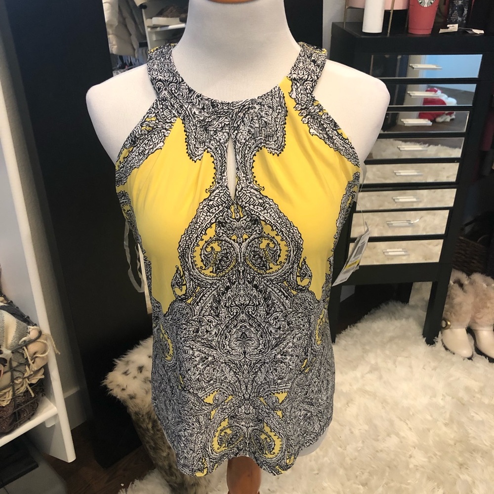 Gorgeous Yellow Pops With Style